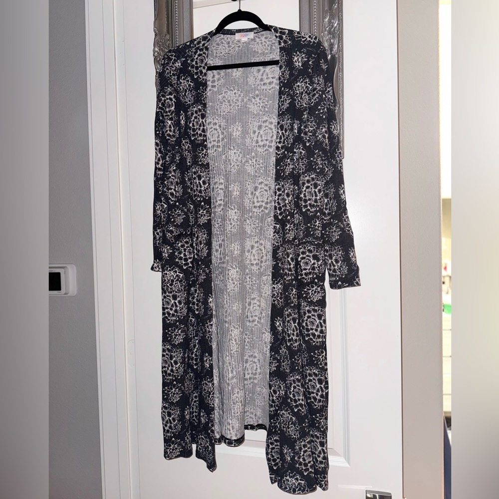 LuLaRoe “Sarah” Medium Black & White Floral Patterned Long Cardigan w/ Pockets!